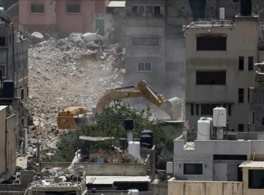 Kudüslü baba evini kendi elleriyle yıkmak zorunda kaldı