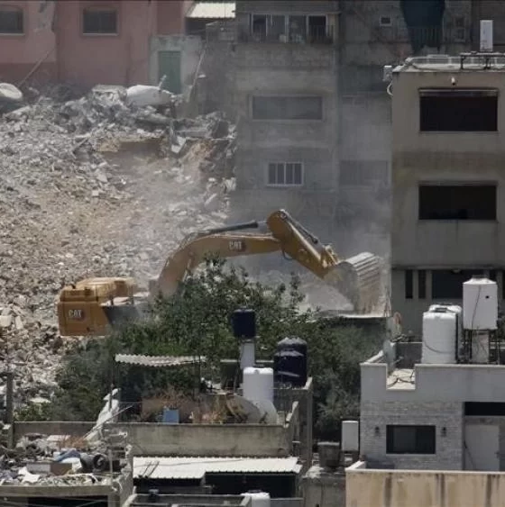 Kudüslü baba evini kendi elleriyle yıkmak zorunda kaldı