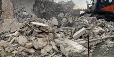 Kudüs'te bir Filistinli evini elleriyle yıkmak zorunda kaldı