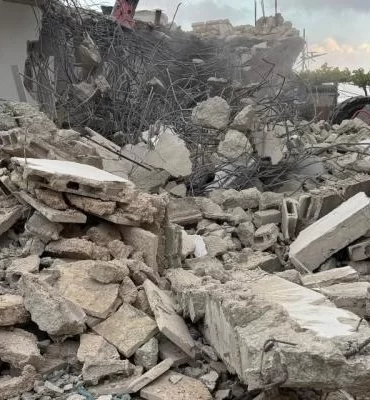 Kudüs'te bir Filistinli evini elleriyle yıkmak zorunda kaldı