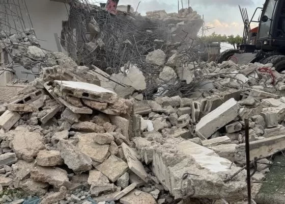 Kudüs'te bir Filistinli evini elleriyle yıkmak zorunda kaldı