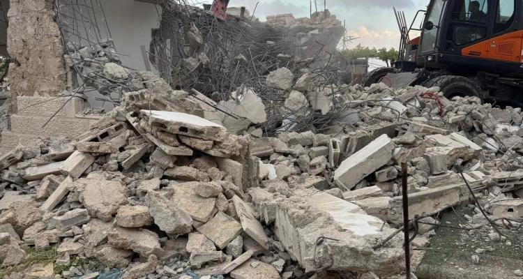 Kudüs'te bir Filistinli evini elleriyle yıkmak zorunda kaldı