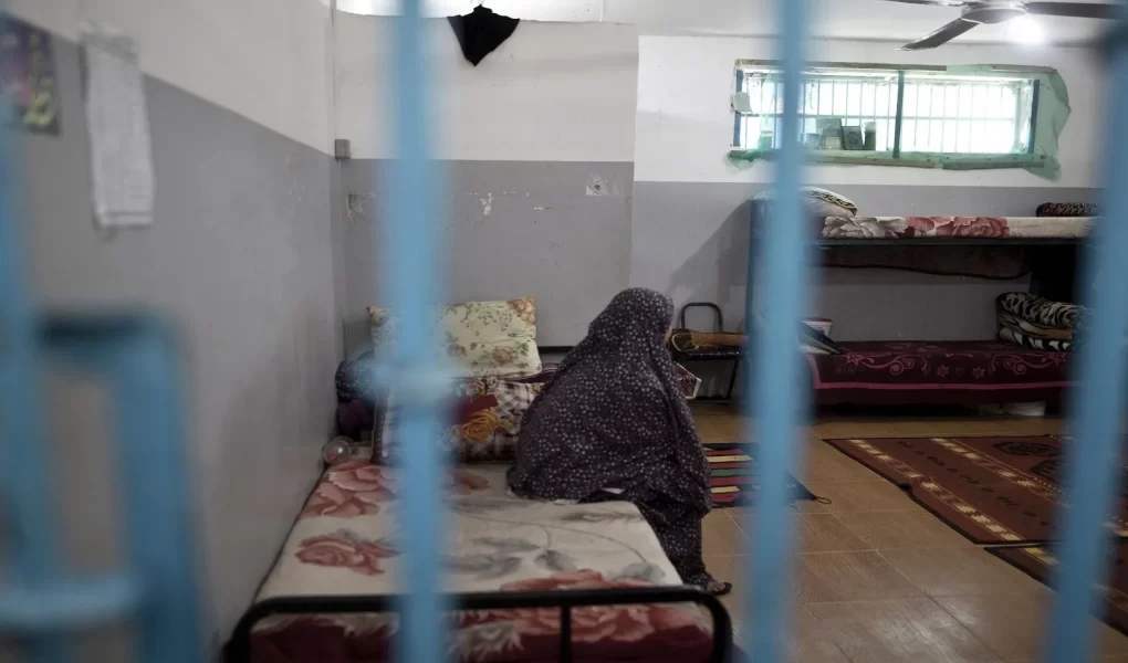 Esir kampı değil işkencehane: Kadın tutsaklara erkek gardiyan tacizi!