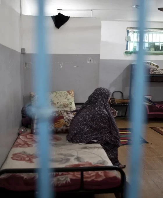 Esir kampı değil işkencehane: Kadın tutsaklara erkek gardiyan tacizi!