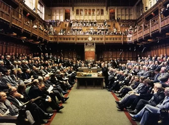 İngiltere'de İsrail lobisi krizi: 118 bin imza parlamentoyu bastı