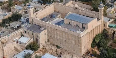 İsrail’den İbrahim Camii’ne tehlikeli operasyon: Avlu söküldü