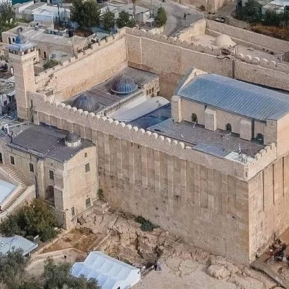 İsrail’den İbrahim Camii’ne tehlikeli operasyon: Avlu söküldü
