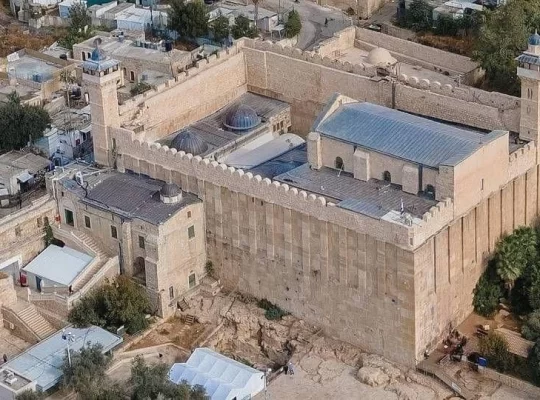 İsrail’den İbrahim Camii’ne tehlikeli operasyon: Avlu söküldü