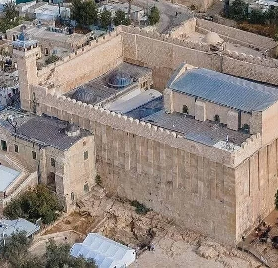 İsrail’den İbrahim Camii’ne tehlikeli operasyon: Avlu söküldü