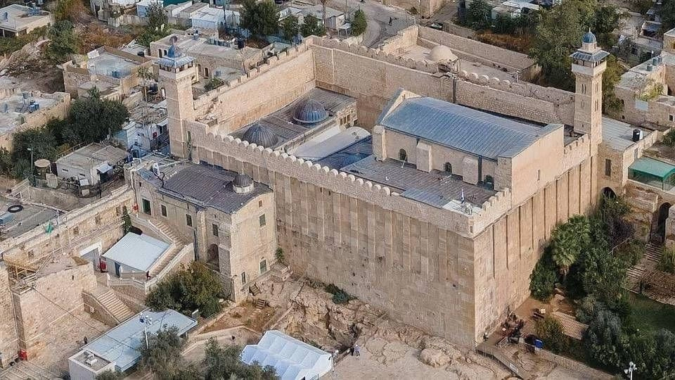 İsrail’den İbrahim Camii’ne tehlikeli operasyon: Avlu söküldü