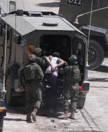 Ramallah’ta gece baskını: İsrail güçleri 3 genci tutukladı