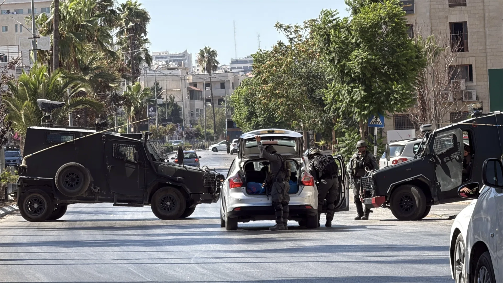Ramallah'ta hareketli saatler: Baskın ve kontrol noktaları