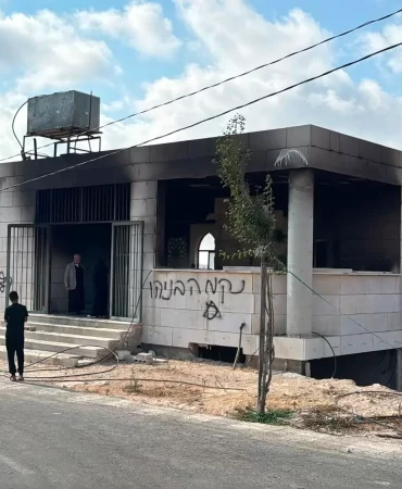 Batı Şeria'da camiler yakıldı: İsrailli vekilden yıkım çağrısı