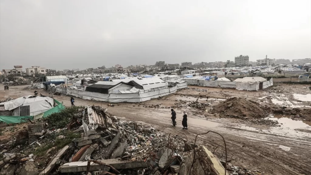 Gazze'de insani felaket: Göçmenlerin yarısı lağım suları içinde