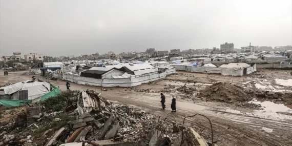 Gazze'de insani felaket: Göçmenlerin yarısı lağım suları içinde