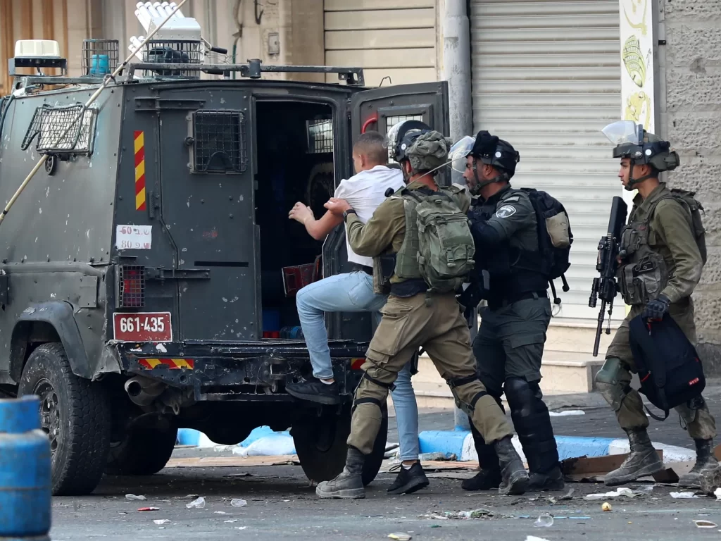 Ramallah'ta baskın: İsrail güçleri Kuber beldesinde bir genci gözaltına aldı