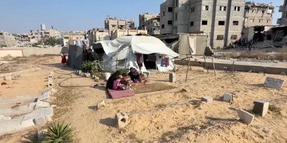 Çadırları vuruldu, mezarlıklara sığındılar: “Eve dönmek istiyoruz”