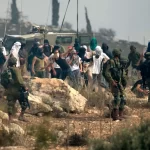 ceninde-yerlesimci-provokasyonu-yollar-kapatildi-koyler-basildi