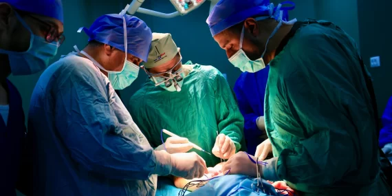 Enkazdan amfiye: Türk üniversitesi Gazzeli doktorlara umut oldu