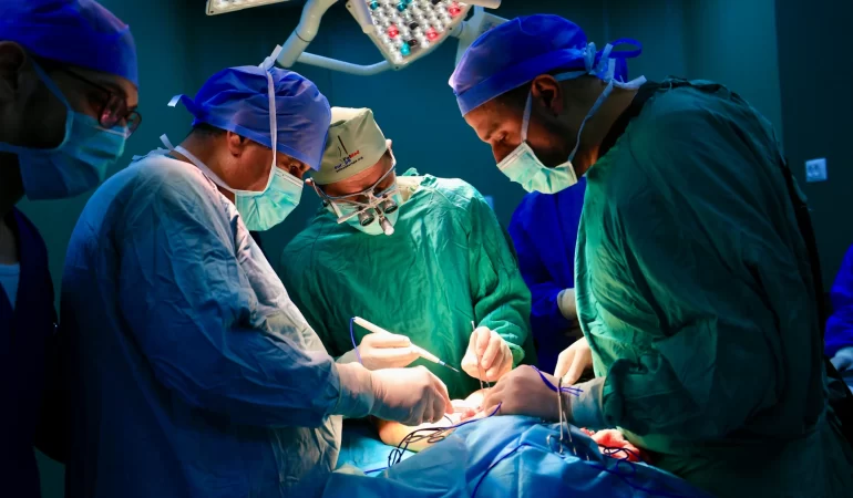 Enkazdan amfiye: Türk üniversitesi Gazzeli doktorlara umut oldu