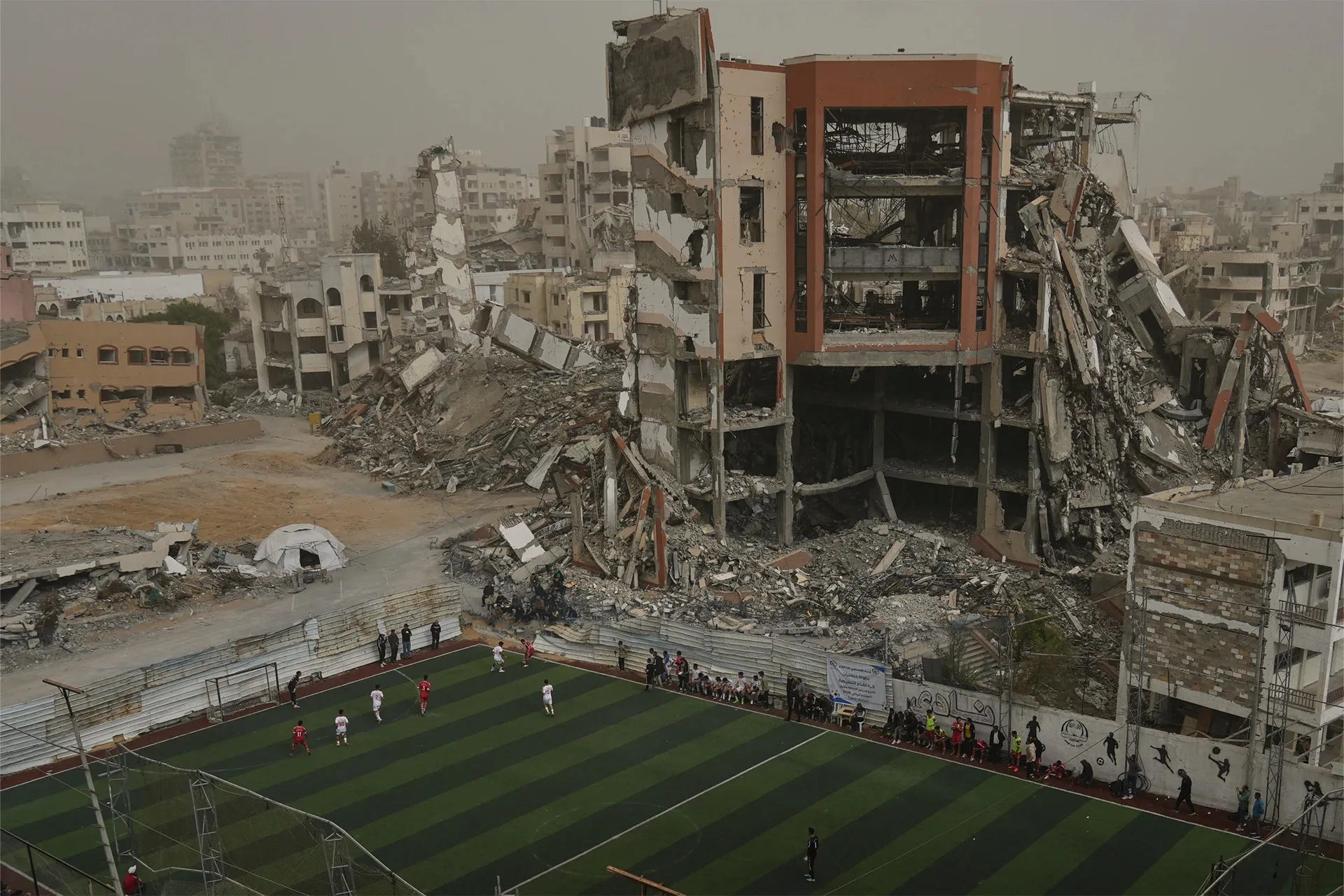 Fransa'da Gazze sansürü: Molozlar arasındaki futbol karesi kaldırıldı