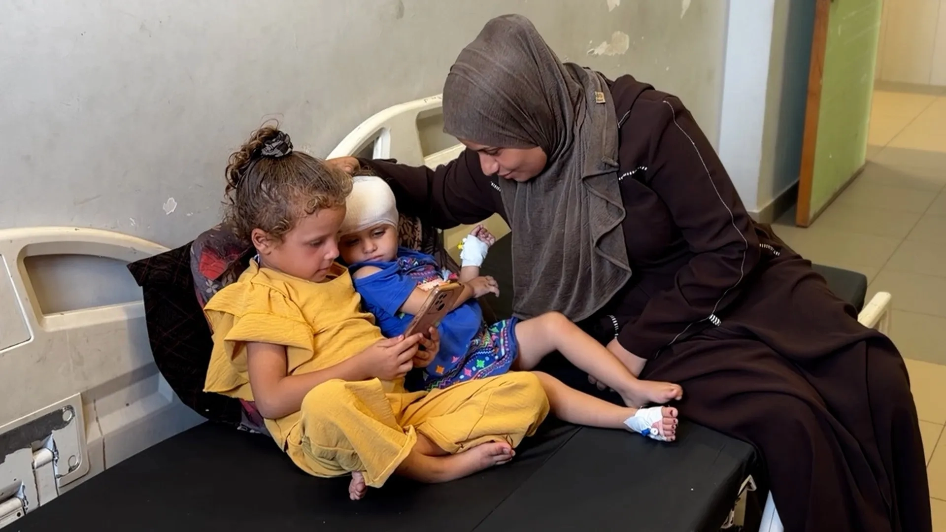 Gazze'de bir ailenin yok oluşu: 3 yetim yaralıya anneanne bakıyor