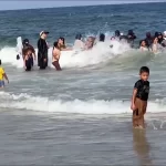 Gazze'de savaşın gölgesinde yüzmeyle hayata tutunuyorlar