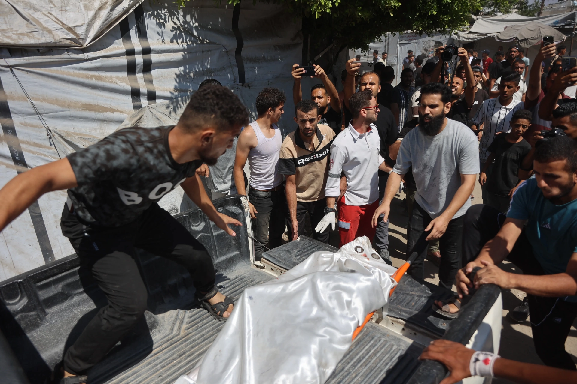 İsrail Gazze'de kalabalık noktaları vurdu: 10 kişi öldü, Hamas'tan "savaş suçu" tepkisi
