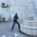 İsrailli vekilden çekiçli provokasyon: Nablus'ta anıtı yıktı