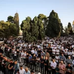 kisitlamalara-ragmen-on-binlerce-filistinli-cuma-namazinda-aksaya-akin-etti