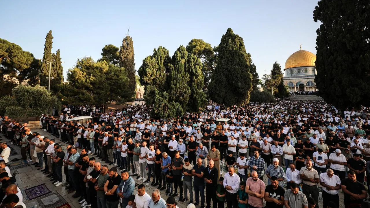 kisitlamalara-ragmen-on-binlerce-filistinli-cuma-namazinda-aksaya-akin-etti