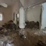 Lübnan'da evin zeminine saplanan dev füze aileyi büyük dehşete düşürdü