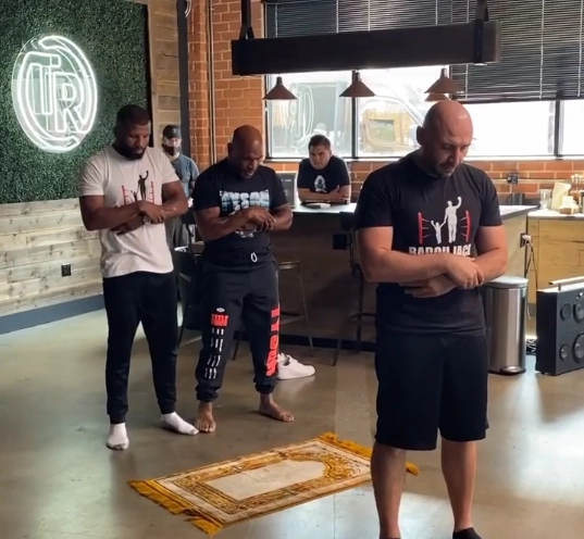 Mike Tyson'ın restoranda namaz kıldığı iddiası asılsız çıktı
