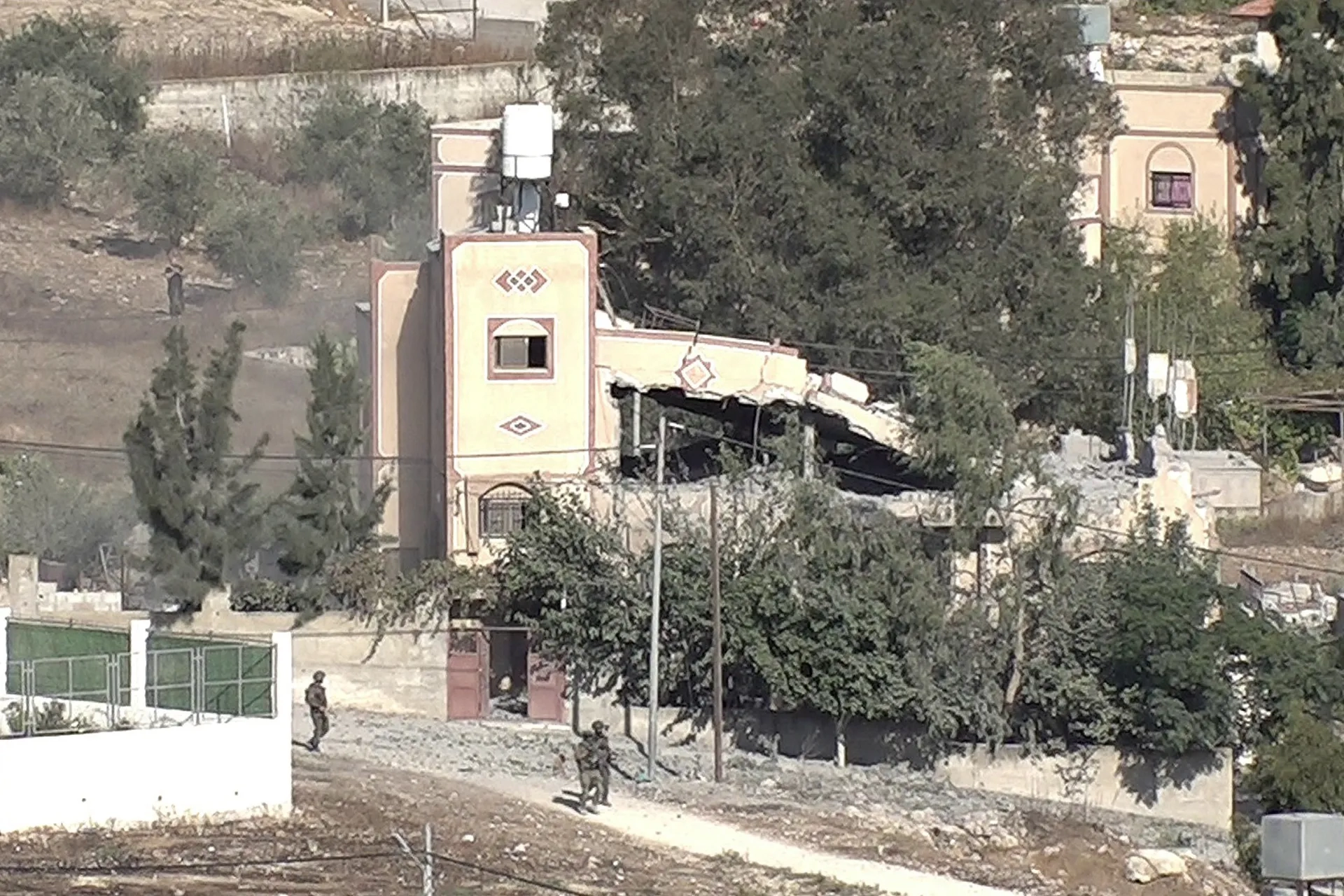 Nablus'ta yıkım: İsrail güçleri Filistinli Faruk Ramazan'ın evini yıktı